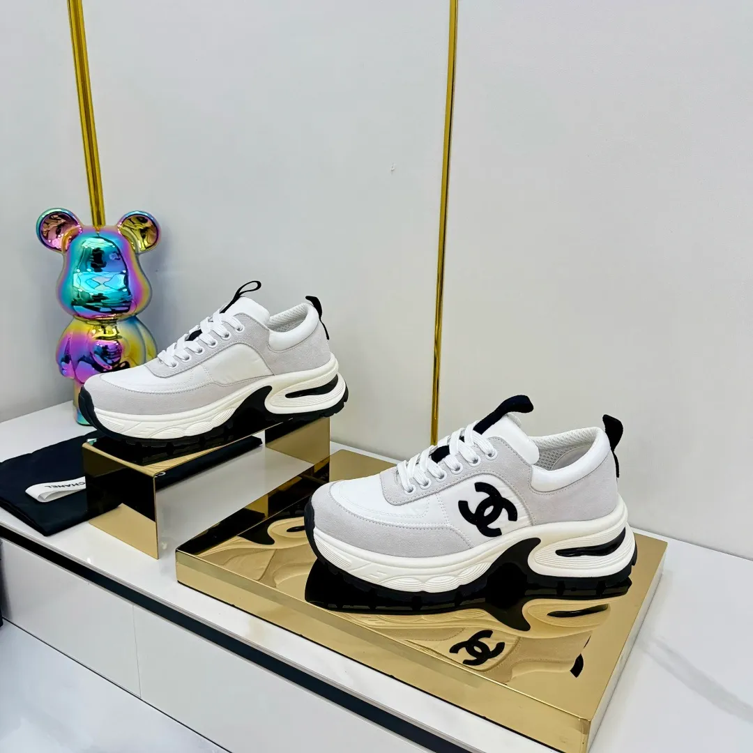 👟👟Ex-factory price 680👟👟 Upgraded version, upgraded version, upgraded version! No rebuttal accepted! ! ! ! Chanel Chanel panda shoes! 2025 counter's top casual sports shoes. This classic design; the upper is electro-embroidered with a variety of techniques; the outsole is fashionable and sporty; the unusual inclusion of a variety of color matching elements... The diversified mix and match is very good-looking and versatile, and can be used for leisure, fashion, sports, and outdoor... ꫛꫀꪝ Go➫ Materials: ❶Upper made of: original imported first-layer silk cowhide + original waterproof cloth + original first-layer cowhide ❷Inner lining: Original Yangli+Net ❸Outsole based on: Original TPU combination outsole Counter boutique packaging complete set for women 35–41 👉 👉 👉 👉